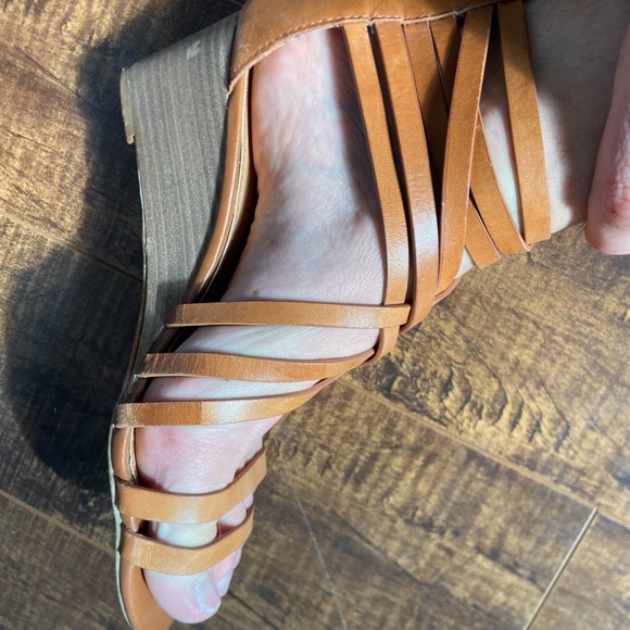 Tan Faux Leather Criss Cross Wedge Heels sz 6.5 - Picture 2 of 6